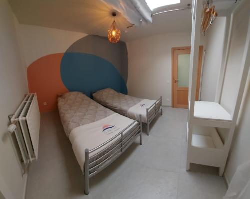 mały pokój z 2 łóżkami piętrowymi i schodami w obiekcie Le Pepin Dort w mieście Pepinster