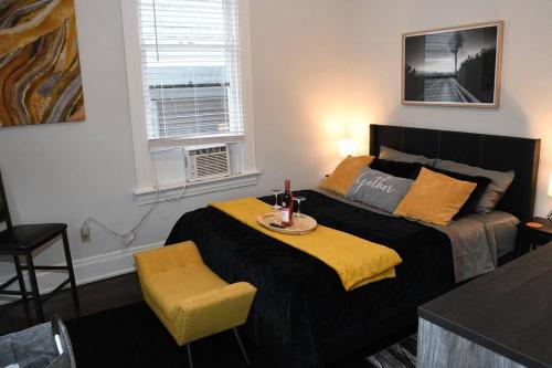1 dormitorio con 1 cama con manta amarilla en Apt - Columbia Tusculum - Patio(2), en Cincinnati