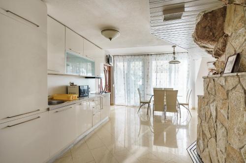 Gallery image of Golden bay in Bar
