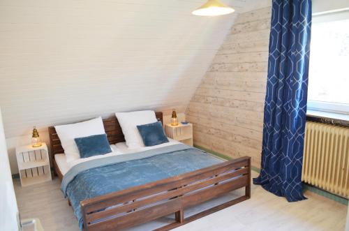 een slaapkamer met een bed met blauwe en witte kussens bij Pension Lübeck in Lübeck
