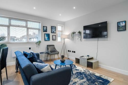 un soggiorno con divano blu e TV di Livestay-Luxury Apartments in Southend-on-Sea a Southend-on-Sea