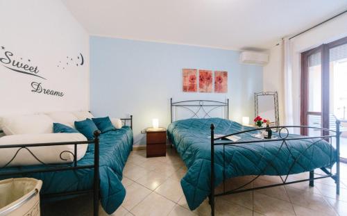 um quarto com uma cama e um sofá em Lido Alghero Beach House em Alghero