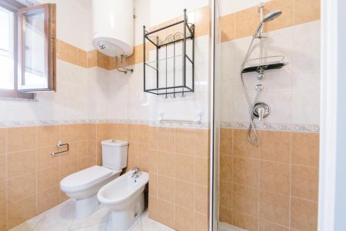 uma casa de banho com um WC e um chuveiro em Lido Alghero Beach House em Alghero
