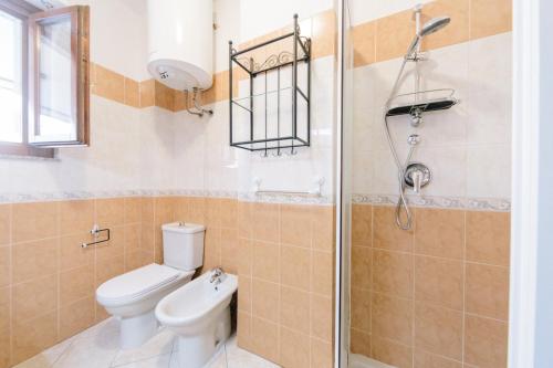 łazienka z toaletą i prysznicem w obiekcie Lido Alghero Beach House w mieście Alghero