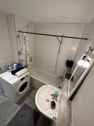 łazienka z toaletą i wanną w obiekcie Zentrales Appartement Ottobrunn w mieście Ottobrunn