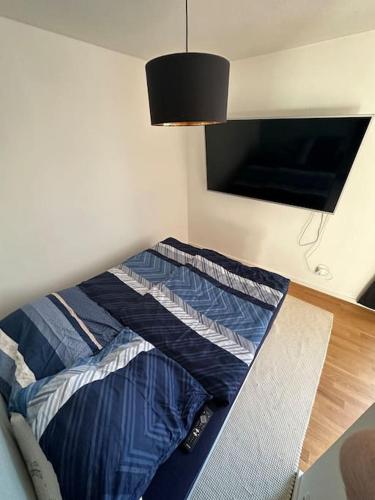 łóżko w narożniku pokoju w obiekcie Zentrales Appartement Ottobrunn w mieście Ottobrunn