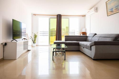 3 bedroom apt, FREE WIFI & AC, Cidadela - LCGR