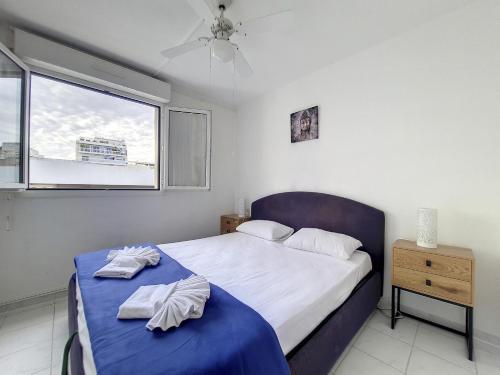 1 dormitorio con 1 cama con 2 toallas en Nestor&Jeeves - VANINA - Central - Close sea en Niza