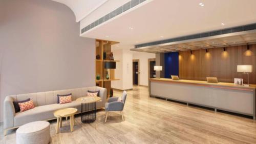 Un lugar para sentarse en Holiday Inn Express Bengaluru Whitefield ITPL by IHG
