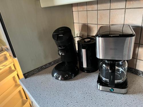 a blender and coffee maker on a counter in a kitchen at Haus Krabbe mit Strandkorb inkl in Göhren