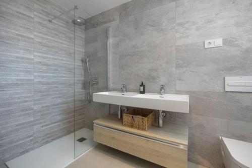 Amazing 4 bedroom Apt with pools + gym - RDR269