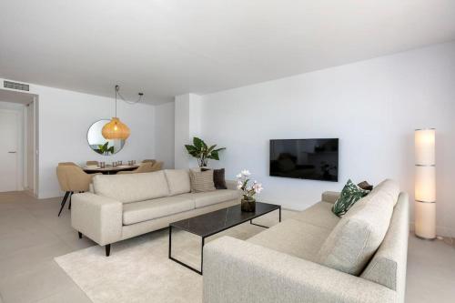 Amazing 4 bedroom Apt with pools + gym - RDR269