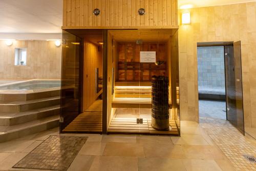 a lobby of a building with a glass door at Bástya Konferencia és Wellness Hotel in Miskolctapolca