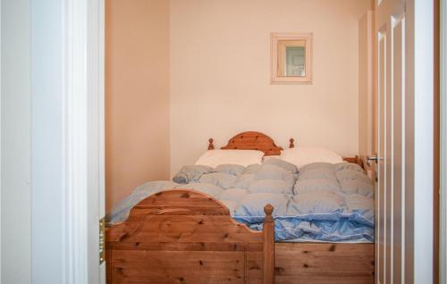 1 dormitorio con 1 cama con marco de madera en Awesome Apartment In Geilo With Wifi And 3 Bedrooms en Geilo