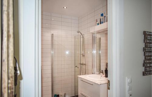 y baño con ducha y lavamanos. en Awesome Apartment In Geilo With Wifi And 3 Bedrooms en Geilo