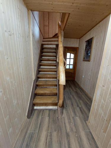 a staircase in a room with wooden floors at Котеджі Цімбори in Yablunytsya