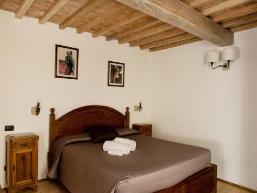 スヴェレートにあるAgriturismo Gualdo Del Reのベッドルーム1室(ベッド1台、タオル2枚付)