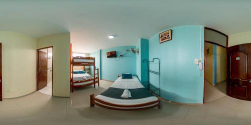 um quarto com 2 beliches num quarto em Hotel Barlovento Inn Piura em Piura