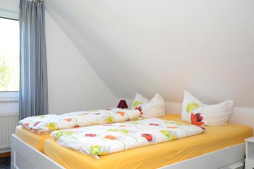 ボルクムにあるHus in de Heiacker, Wohnung 2のベッド(枕付)が備わる客室です。