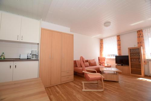 eine Küche und ein Wohnzimmer mit einem Sofa und einem Tisch in der Unterkunft "Gästehaus Flandern" 2 in Borkum
