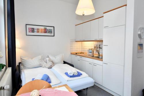 Gaestehaus-St-Josef-1 في بوركوم: غرفة صغيرة بها سرير ومطبخ