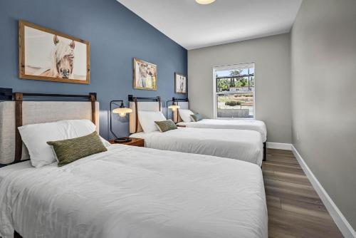 três camas num quarto com paredes azuis em Vista 2-Bedroom Apartment - Free Wifi - Near Beach em Vista