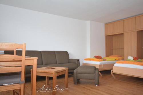 ein Wohnzimmer mit einem Sofa und einem Bett in der Unterkunft "Gästehaus Flandern" 3 in Borkum