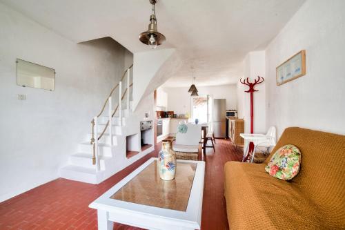 un salon avec un canapé et une table dans l'établissement 600m de la plage - Maison pour 5 - Terrasse, à La Guérinière