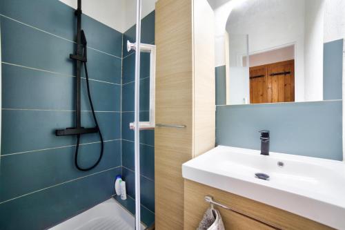 een badkamer met een wastafel en een douche bij Maison agreable pour 5 personnes a La Gueriniere in La Guérinière