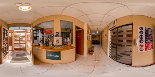 un hall de pharmacie avec un comptoir de pharmacie dans un magasin dans l'établissement Hotel Barlovento Inn Piura, à Piura