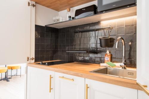 Cuisine ou kitchenette dans l'établissement Les Suites Faidherbe