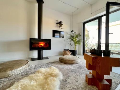 a living room with a fireplace and a tv at Santa Rita Sunset & Beach Apartment in Maceira