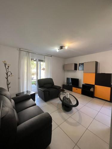 a living room with a couch and a table at Appartamento vacanze Sanzen - Como Cernobbio Lugano in Morbio Inferiore