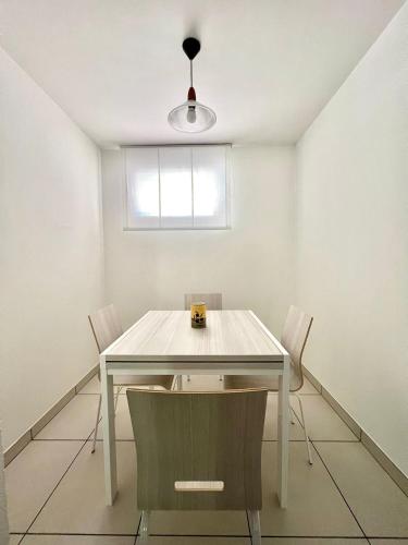 a dining room with a white table and chairs at Appartamento vacanze Sanzen - Como Cernobbio Lugano in Morbio Inferiore