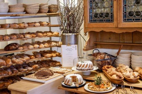a bakery with various types of bread and pastries at Romantik Hotel Hirschen in Parsberg
