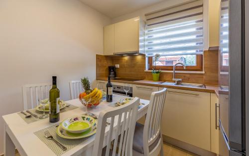 Spacious & Modern Apartment Blue Pula for 4 with Terrace & Parking Peaceful Stay near Pula Beaches