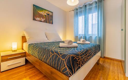 een slaapkamer met een bed met handdoeken erop bij Apartment Blue Pula, New, Family friendly, Comfortable, free parking and WiFi in Pula