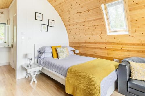 Ένα ή περισσότερα κρεβάτια σε δωμάτιο στο Beautiful bolt hole for 2 with breathtaking views