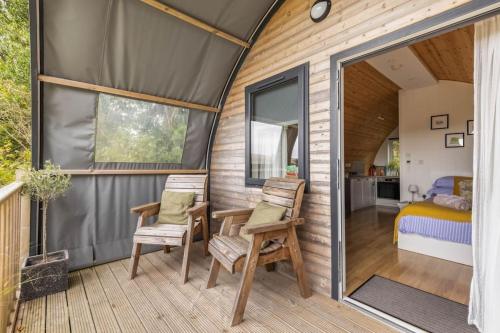 Ένα ή περισσότερα κρεβάτια σε δωμάτιο στο Beautiful bolt hole for 2 with breathtaking views
