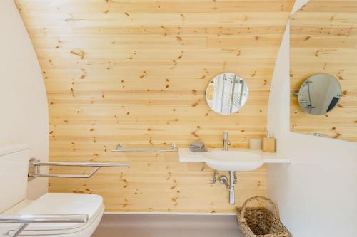 Ένα μπάνιο στο Beautiful bolt hole for 2 with breathtaking views