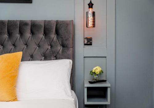 Łóżko lub łóżka w pokoju w obiekcie Phoenix Hotel Liverpool