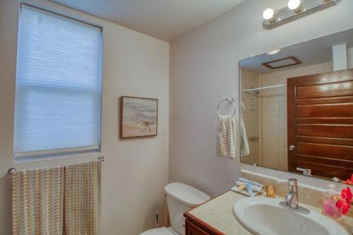 La salle de bains est pourvue d'un lavabo, de toilettes et d'une fenêtre. dans l'établissement Suite I101 at Mara Laguna Gold Standard Certified, à San Pedro