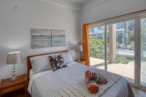 - une chambre avec un lit et une grande fenêtre dans l'établissement Suite I101 at Mara Laguna Gold Standard Certified, à San Pedro