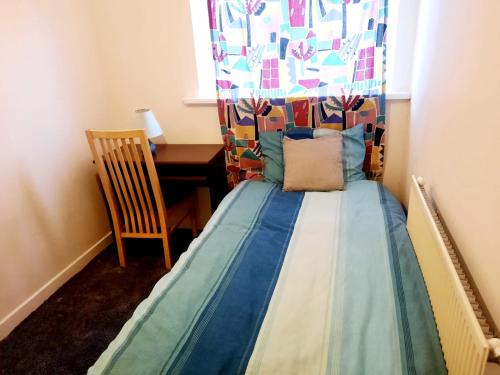 - une chambre avec un lit, une chaise et une table dans l'établissement Private Room wigan, à Atherton