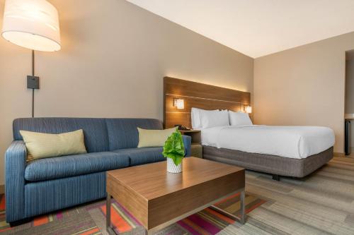 Un pat sau paturi într-o cameră la Holiday Inn Express & Suites - Moundsville, an IHG Hotel