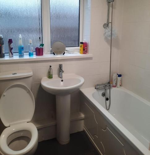 La salle de bains est pourvue de toilettes, d'un lavabo et d'une baignoire. dans l'établissement Private Room wigan, à Atherton