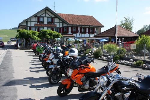 a row of motorcycles parked in front of a building at Hotel Restaurant Koi-Gartenteich in Hausernmoos