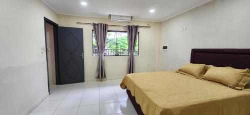 um quarto com uma cama grande e uma janela em Casa duplex en Área 4 CDE em Ciudad del Este