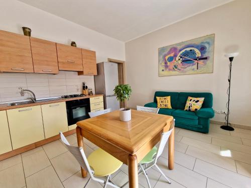 cocina y sala de estar con mesa y sofá en Casa Adelina by TraMonti Apartments en Poggio Picenze
