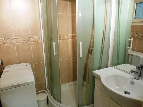 une salle de bain avec douche et lavabo dans l'établissement SOPRALAND Joli T3 piscine proche plage Richelieu Cap d'Agde, au Cap d'Agde